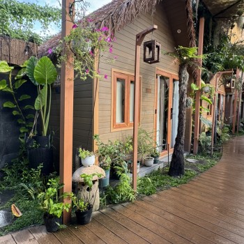 Công trình Villa hoàn thiện mặt ngoài bằng gỗ nhựa ngoài trời